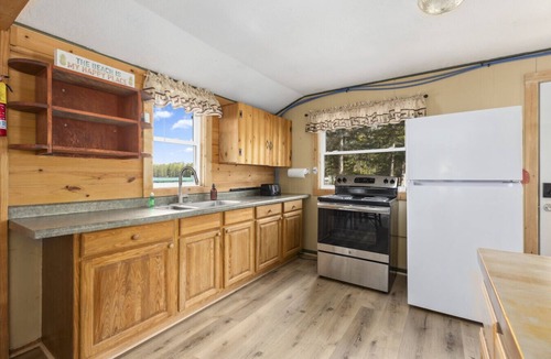 Emily House | Tranquil Lakefront Retreat, Steps From the Water!