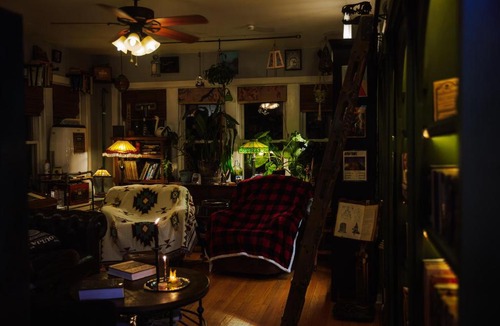 Albany Park Apartment | Tranquil Library 2brm 1bath private eclectic apt at Solar Lodge