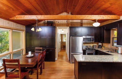Baileys Harbor Cabin | Tranquil Roo Retreat: Walk to Kangaroo Lake beach