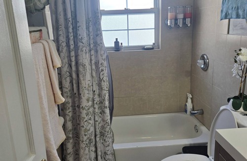 Roosevelt House | Tranquil room and bathroom in a house with AC and central heating system
