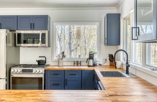Hay Beach House | TRANQUIL RESORT STYLE RETREAT WITH LUXURY GUNITE POOL 2 MIN FROM SANDY BEACHES