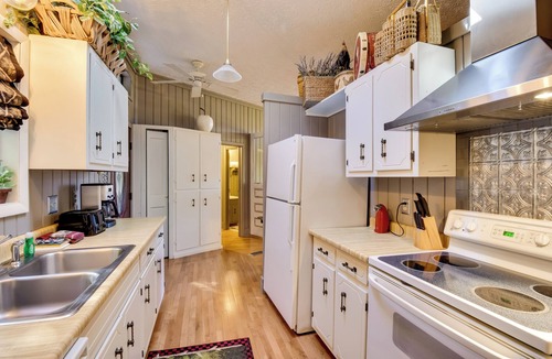 Dillard Cabin | Tree-Top Cabin w/Game Room & Mountain Views!