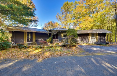 Dillard Cabin | Tree-Top Cabin w/Game Room & Mountain Views!