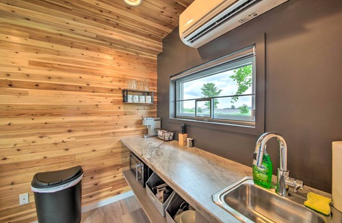 Spencerville Apartment | Trendy New Haven Studio: 10 Mi to Fort Wayne!