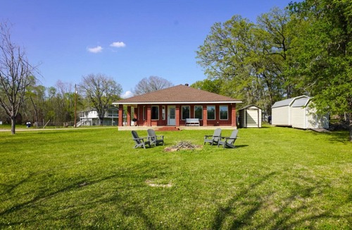 Oakhurst House | Trinity Riverside - Private Dock, Kayaks, & More!