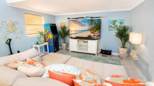 Navarre House | Tropical Home with Tiki Bar near Navarre Beach