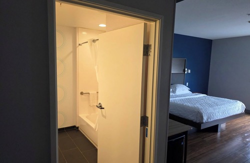 Simonton Lake Hotel | Tru by Hilton Elkhart, IN