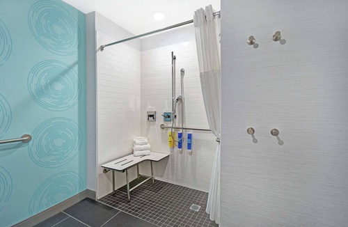 East Paris Hotel | Tru by Hilton Grand Rapids Airport