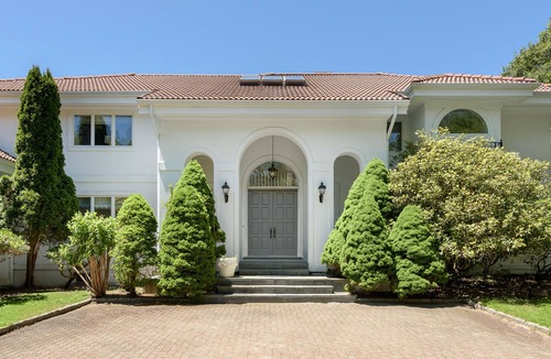 North Sea Villa | True Mediterranean Villa in heart of Hampton's-5 BR/6 Bath-Fully Renovated