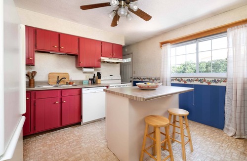 Bloomington House | Turntable&Vinyl - Deck - Vibrant - Near IU