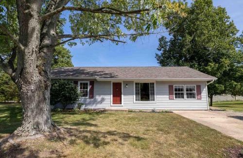 Bloomington House | Turntable&Vinyl - Deck - Vibrant - Near IU