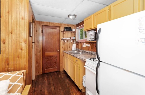 Chippewa Lake Cabin | Twin bed cottage on Chippewa Lake with pickleball court