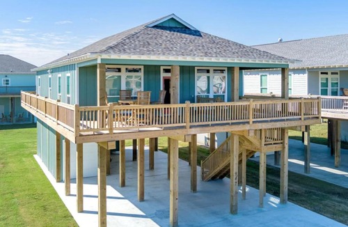 Crystal Beach House | Two Adjacent Cabins Sleeps 18
