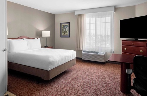 Hillsboro Hotel | Two Relaxing Suite Retreat with Full Kitchen & On-Site Fireplace | Free Parking