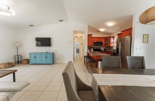 Sexton Cove Estates House | Ultimate Experience W/Services, Fishing & Pool!