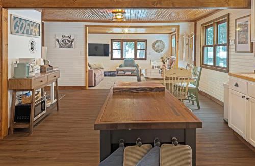 Hayward House | Ultimate Hayward Trailhead Cabin - Base Camp 77