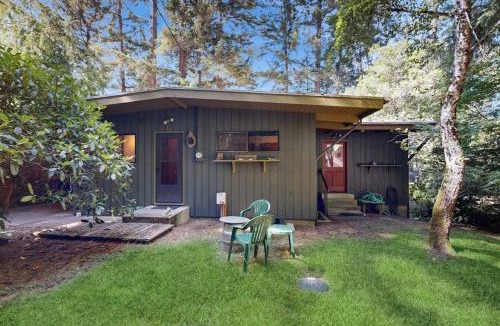 Dunes City House | Unique lakefront cabin near the dunes with a private dock & fireplace