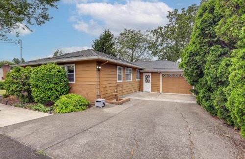 Oatfield Apartment | Unique Unit w/Patio & Grill in Portland Area!