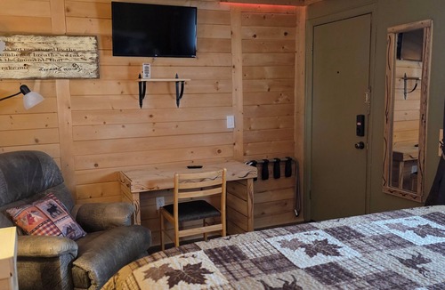 Cedaredge Cabin | Unit 2: King Bed Suite with Full Kitchen at the Cedaredge Lodge
