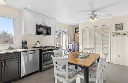Montauk House | UNPLUG@Ditch Plains Cottage, Montauk NY 2BD/1 bath Short walk to Surfer's beach
