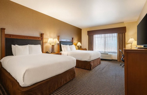Bryce Canyon Hotel | Unwind and Explore in Bryce Canyon! Free Breakfast, Outdoor Pool, Free Parking!