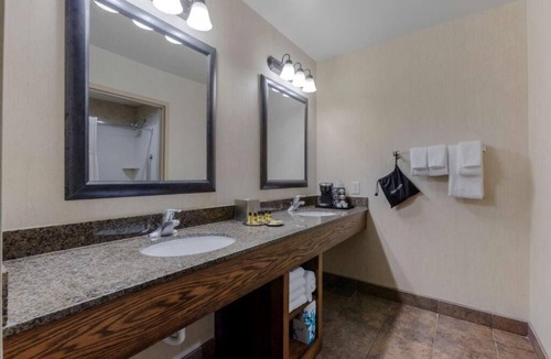Bryce Canyon Hotel | Unwind and Explore in Bryce Canyon! Free Breakfast, Outdoor Pool, Free Parking!