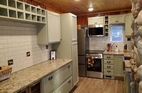 Charlevoix Cabin | Unwind by the Water where modern comforts meet Lakeside charm- AC and Internet