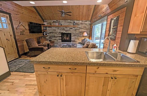 Overlook Park Cabin | Updated 2/2 + loft Cabin with Rec Passes, Hot Tub - POL10