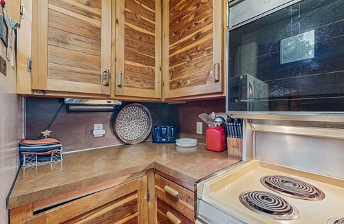 Bandon Cabin | Updated Cabin in a Secluded Area - Minutes from Beach & Town