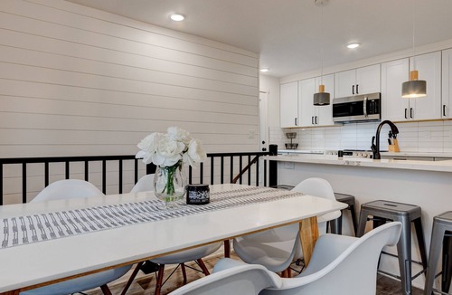 Starcrest House | Updated home in Vancouver. King bed.