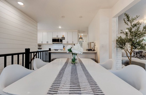 Starcrest House | Updated home in Vancouver. King bed.