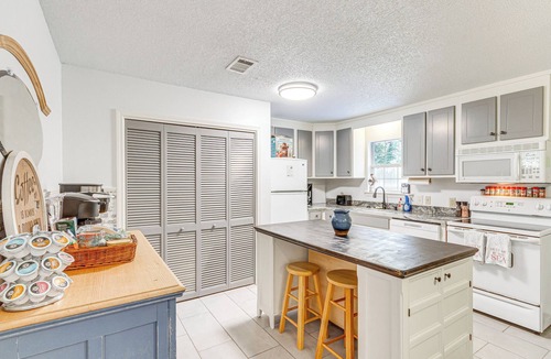 Ferry Pass House | Updated Pensacola Getaway ~ 10 Mi to Beaches!