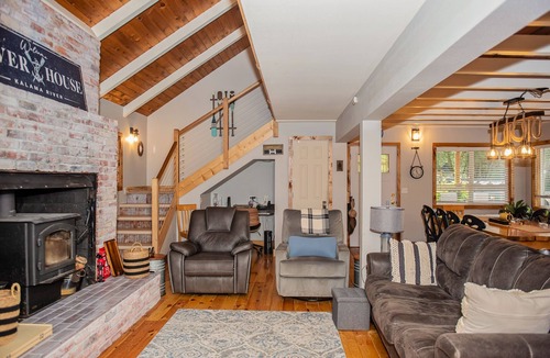 Kalama House | Updated Riverfront Home with Stunning Views, Deck, Kayaks, Fireplace
