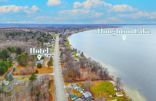 Houghton Lake House | Updated Room #8 - 1 King Bed, Couch, All New Furnishings, Fast WiFi!