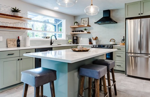 Amazon House | Updated South University-4 blocks to UO. Luxe + Comfort w/ 2 Suites!