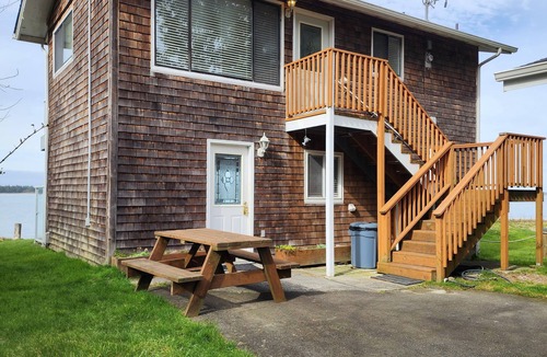 Coos Bay Apartment | Upper Water front Condo