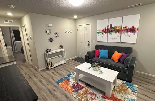 Woodburn Apartment | Upscale 1B/1B, Kitchenette, Laundry, Ring, EV Charger, Close to I-5, Shopping.