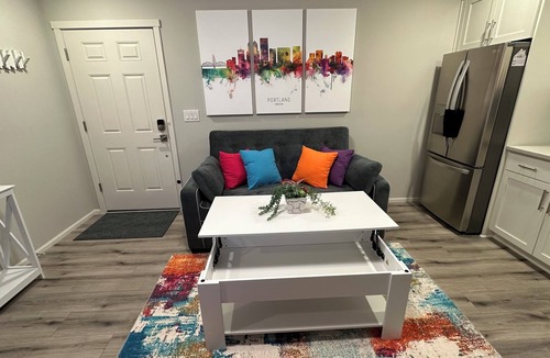 Woodburn Apartment | Upscale 1B/1B, Kitchenette, Laundry, Ring, EV Charger, Close to I-5, Shopping.