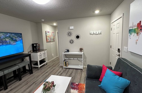 Woodburn Apartment | Upscale 1B/1B, Kitchenette, Laundry, Ring, EV Charger, Close to I-5, Shopping.
