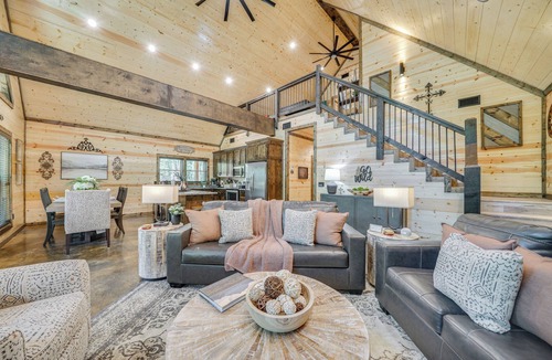 Broken Bow Cabin | Upscale Broken Bow Cabin: Hot Tub & Fishing Pond!
