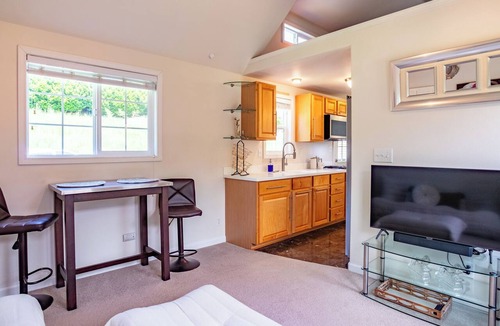 Arlington Cottage | Upscale Riverfront Getaway Cottage
