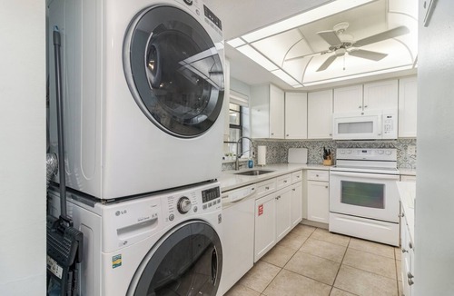 Avon By The Sea Condo | Upscale Unit with 2 King Beds-One Level-Pool Front- Steps to Beach & Pier!