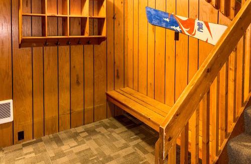 Upson House | Upson Ski-In/Ski-Out, End-Unit Cabin w/Fireplace!