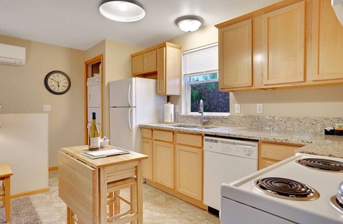 Albany Apartment | Upstairs Apartment close to Hospital