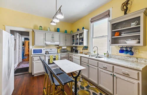 Faubourg Delachaise House | Uptown double near shopping, restaurants and bars!