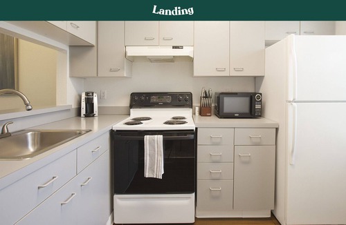 Clarkston Apartment | Modern Apartment in Prime Location (ID8042X74)