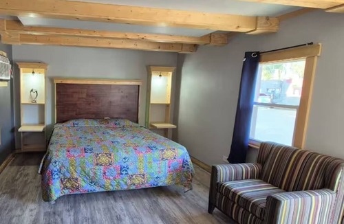 Des Plaines Hotel | Value-Friendly Room w/Free Parking Perfect for Road Trips | Close to O’Hare