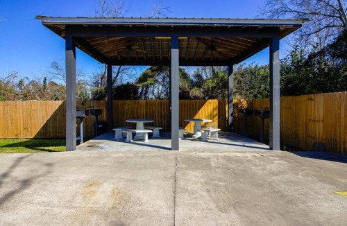 Sulphur Apartment | Value Stay: Non-Smoking Unit featuring Queen Bed and Mini Kitchen