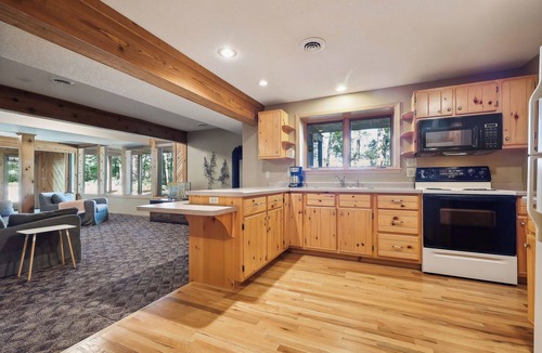 Spooner Cabin | Very spacious lakefront 4-bedroom cabin with AC and WiFi in charming Spooner