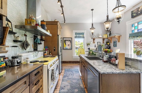 Newberg House | Victorian Secrets 1897 Home - Curious? Eclectic, convenient & ❤️ of wine country